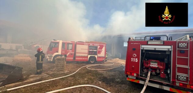 La Guida - A fuoco un deposito di rotoballe a Fossano