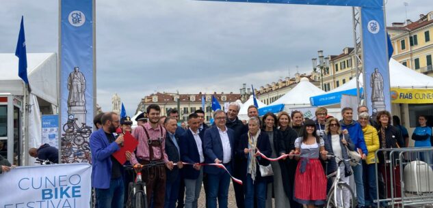 La Guida - Inaugurato il Cuneo Bike Festival: oggi le storie di Walter Bonatti e l’incontro con Paolo Kessisoglu