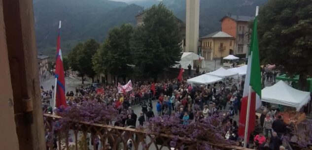 La Guida - Emanuele Filiberto dice di condannare il fascismo, ma in piazza a Valdieri scatta la contestazione