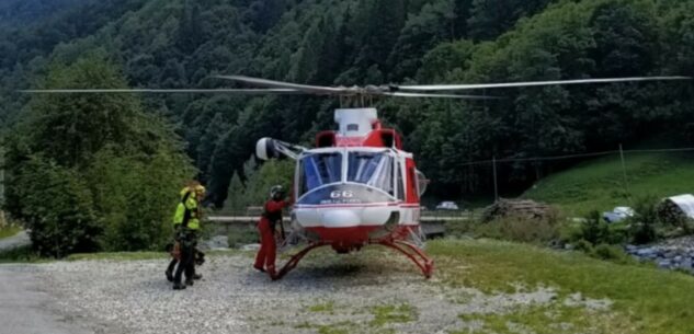 La Guida - Crissolo, elicottero in volo per rimuovere la carcassa di un bovino