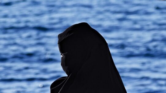 Donna con il burqa (foto Pixabay)