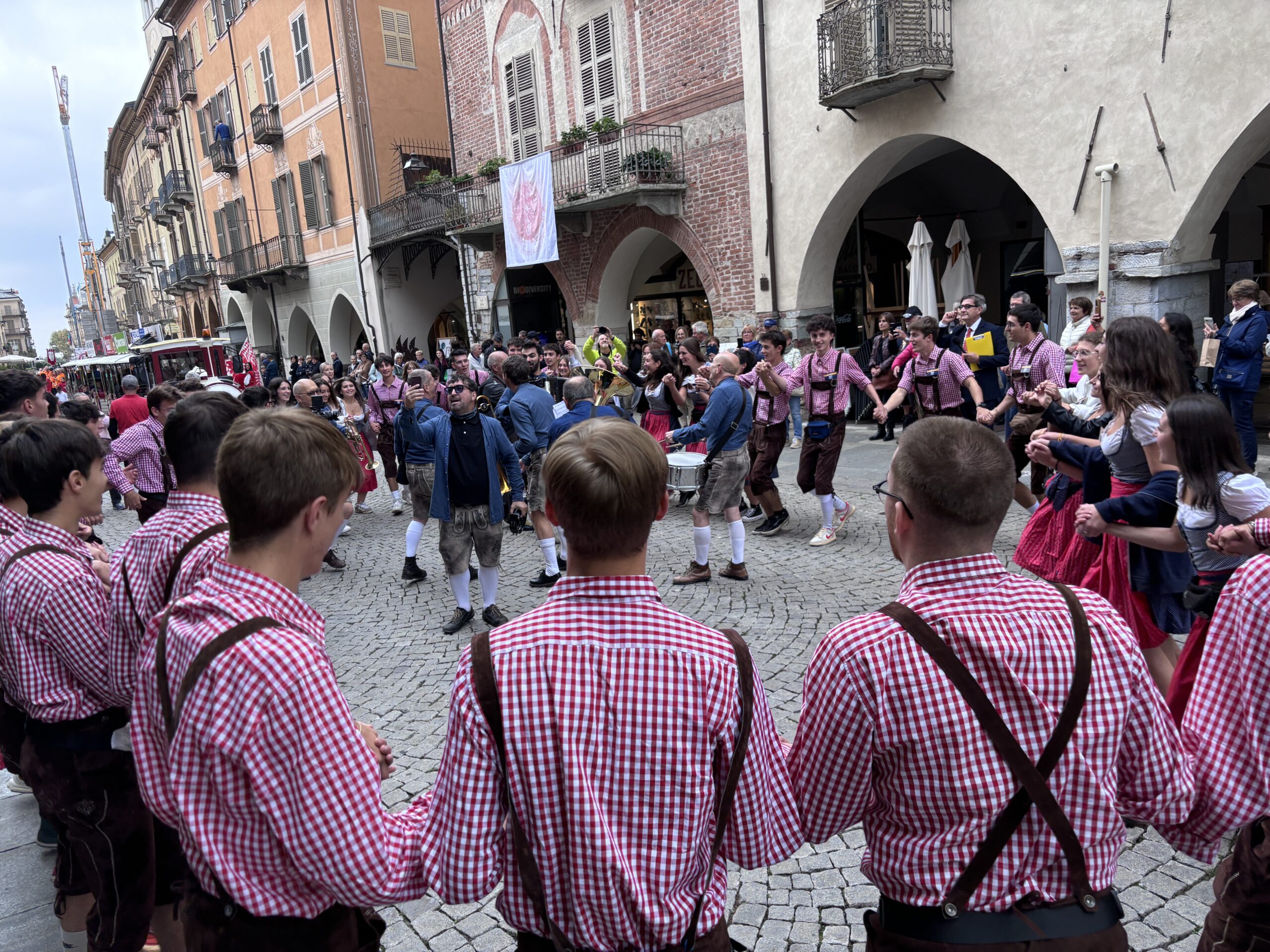La parata dell’Oktoberfest Cuneo in centro città, musica e festa in stile bavarese