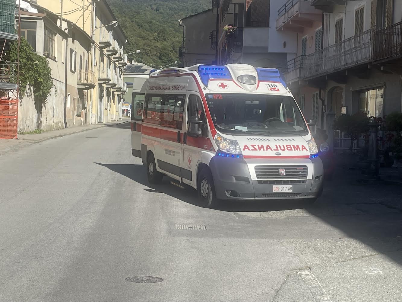 Paesana: cade a terra in mezzo alla strada a causa di una frattura alle gambe, soccorsa