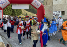 La Guida - Castelmagno, 600 partecipanti mascherati corrono con una forma di formaggio (foto e video)