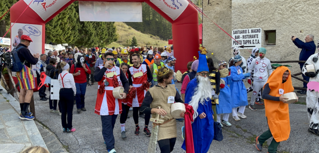 La Guida - Castelmagno, 600 partecipanti mascherati corrono con una forma di formaggio (foto e video)