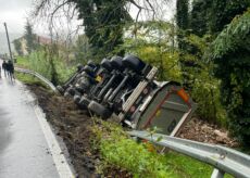 La Guida - Camion si rovescia sul bordo della carreggiata