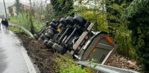 La Guida - Camion si rovescia sul bordo della carreggiata