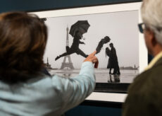 La Guida - “Elliott Erwitt. L’ideale fuggevole”: un racconto in cento scatti alla Castiglia di Saluzzo