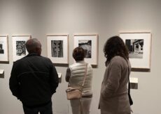 La Guida - “Doisneau oltre il bacio”, al Filatoio di Caraglio si approfondisce la figura del grande fotografo francese