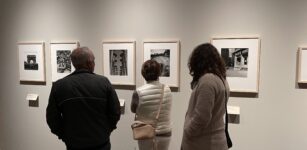 La Guida - “Doisneau oltre il bacio”, al Filatoio di Caraglio si approfondisce la figura del grande fotografo francese