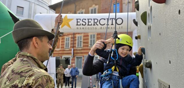 La Guida - Il 2° Reggimento Alpini della Brigata Taurinense all’Ecomaratona di Alba