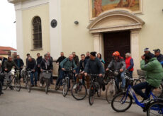 La Guida - I parroci arrivano in bici (video)