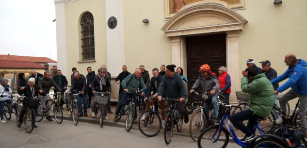 La Guida - I parroci arrivano in bici (video)