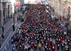 La Guida - In 20.500 alla StraConi che colora la città (video)