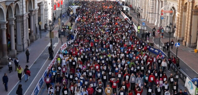 La Guida - In 20.500 alla StraConi che colora la città (video)