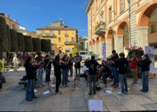 La Guida - “Insieme Musica” suona sotto il municipio di Cuneo aspettando la fine della Stracôni