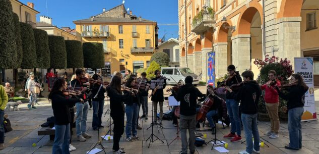 La Guida - “Insieme Musica” suona sotto il municipio di Cuneo aspettando la fine della Stracôni