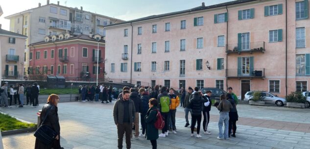 La Guida - Prove antincendio a scuola, i ragazzi in piazza