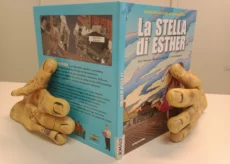 La Guida - Dopo una notte nella biblioteca di Mondovì, i pupazzi consigliano libri ai bambini