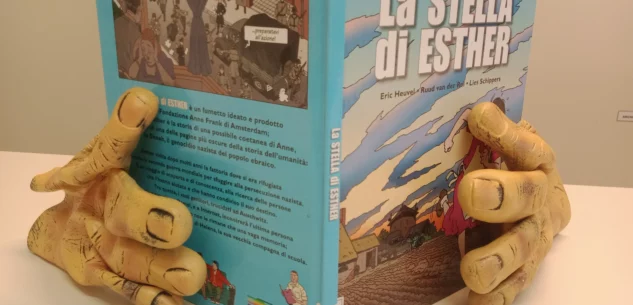 La Guida - Dopo una notte nella biblioteca di Mondovì, i pupazzi consigliano libri ai bambini