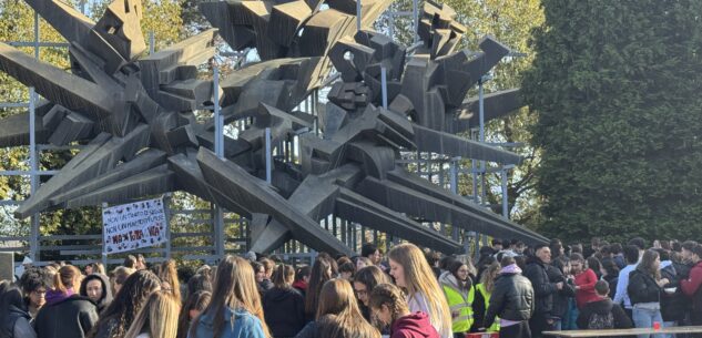 La Guida - Gli studenti del De Amicis per un aiuto concreto alle donne (video)