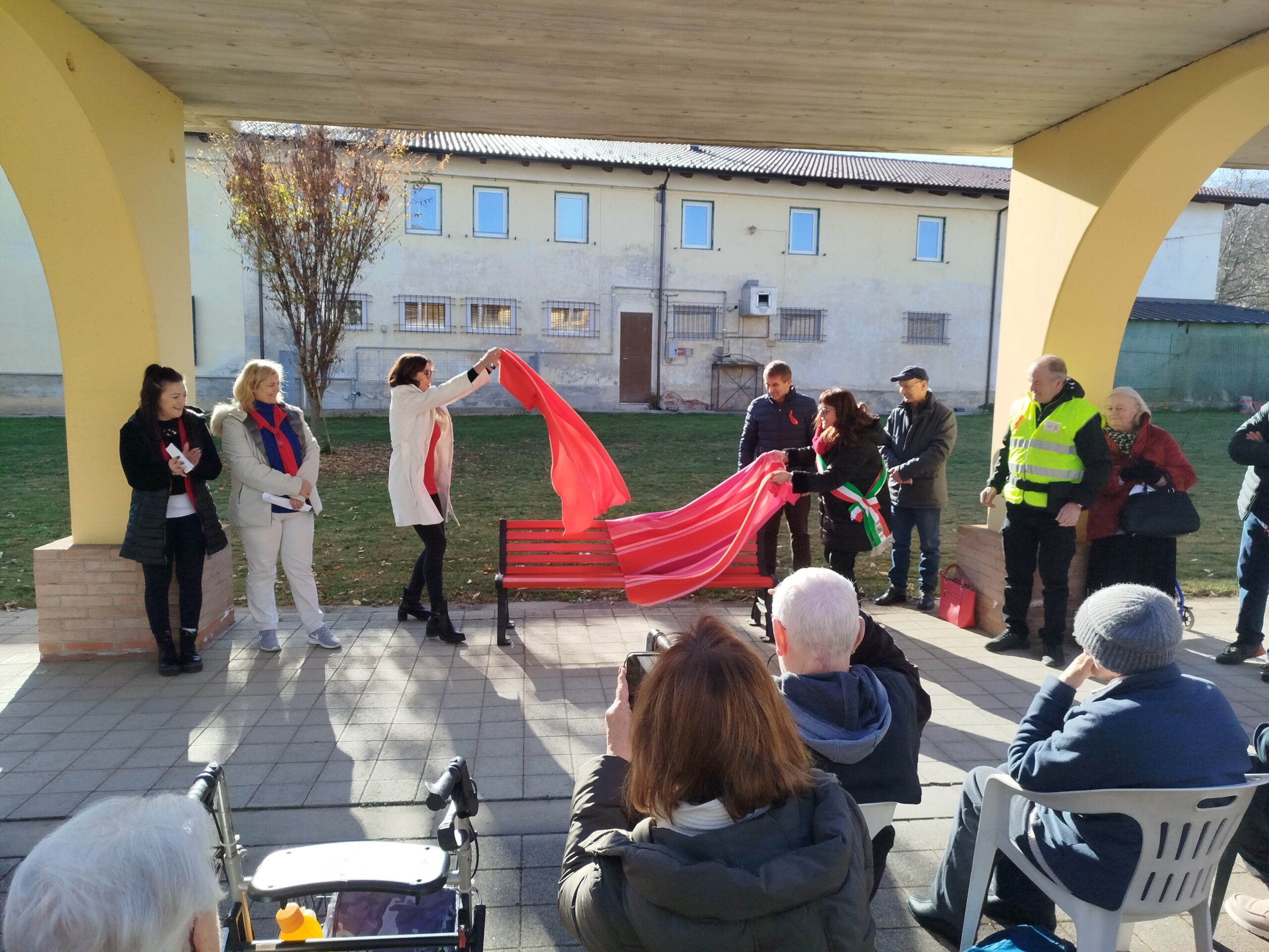 Rispetto per le donne, inaugurata a Cervasca una nuova panchina rossa