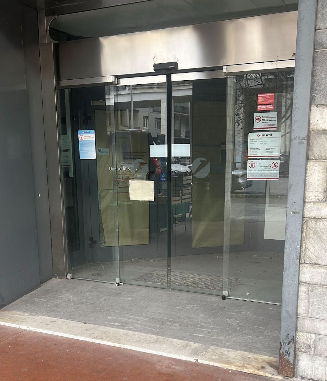L’edificio ex banca Unicredit in corso Giolitti resta chiuso: “Respinta anche la richiesta di allestire il presepe all’ingresso”
