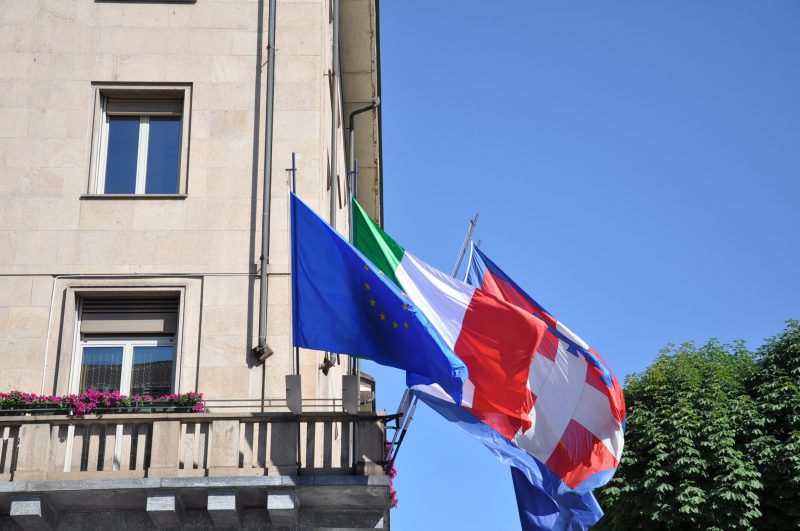 bandiere sul palazzo della Provincia a Cuneo