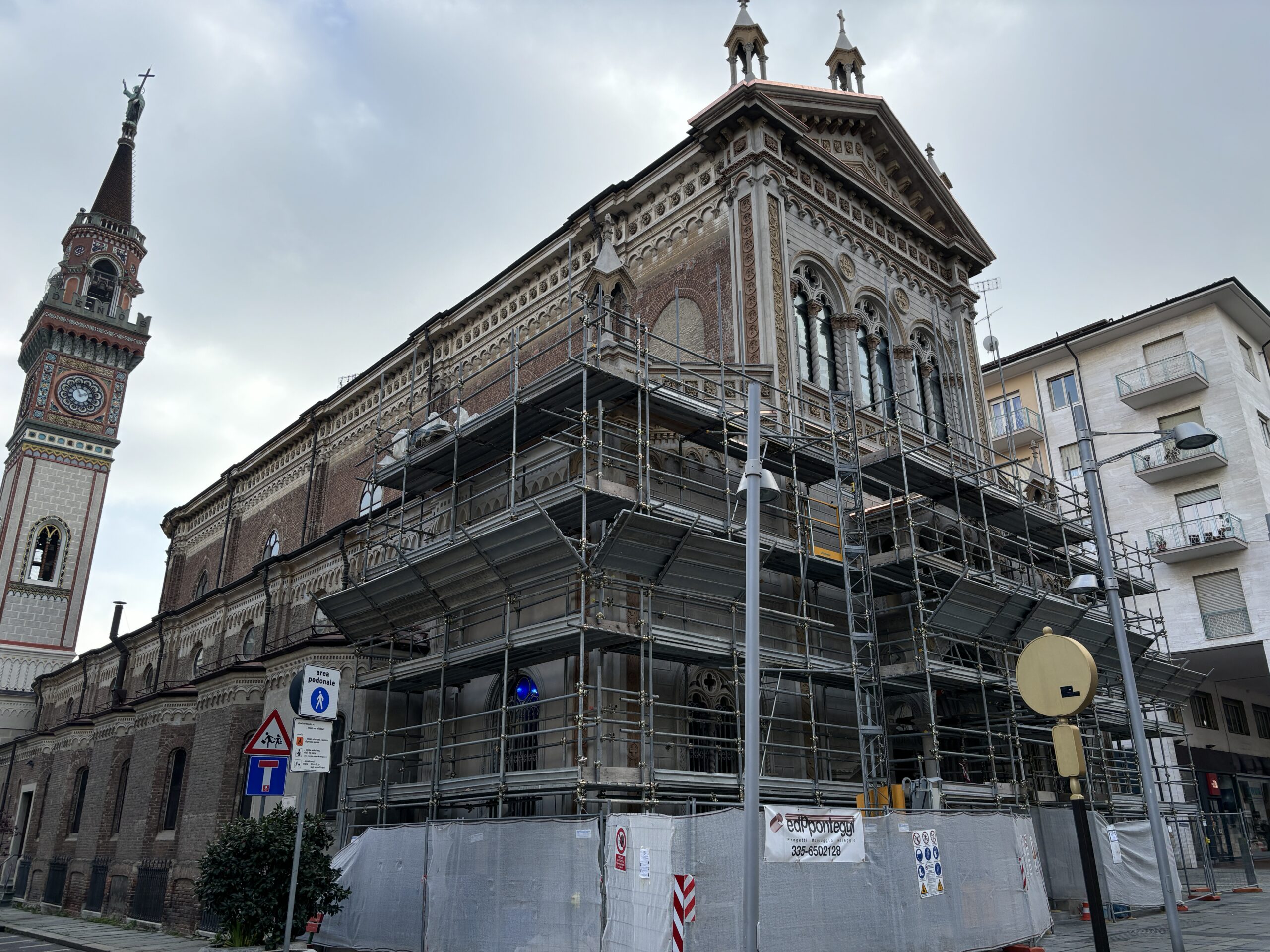 Si stanno togliendo le impalcature dalla facciata del Sacro Cuore