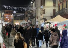 La Guida - Caraglio, lo spettacolo di fontane luminose per l’accensione delle luci natalizie (video)