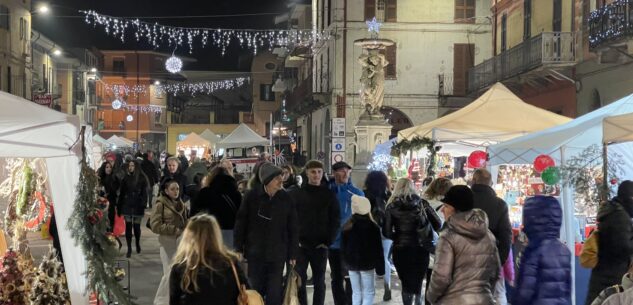 La Guida - Caraglio, lo spettacolo di fontane luminose per l’accensione delle luci natalizie (video)