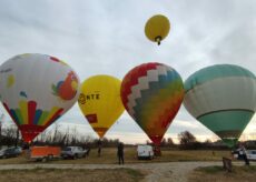 La Guida - Mongolfiere in volo per Natale e la solidarietà nei cieli buschesi (video)