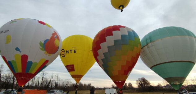 La Guida - Mongolfiere in volo per Natale e la solidarietà nei cieli buschesi (video)