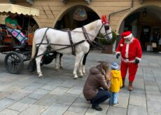 La Guida - Sculture di ghiaccio, mercatini e Babbo Natale (video)