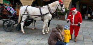 La Guida - Sculture di ghiaccio, mercatini e Babbo Natale (video)