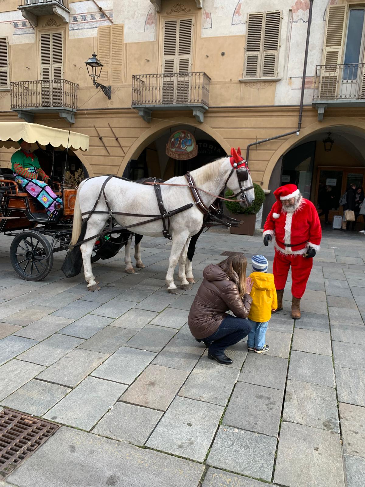 Sculture di ghiaccio, mercatini e Babbo Natale (video)