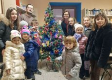 La Guida - Rifreddo, bambini e ragazzi hanno “costruito” l’albero di Natale della biblioteca 