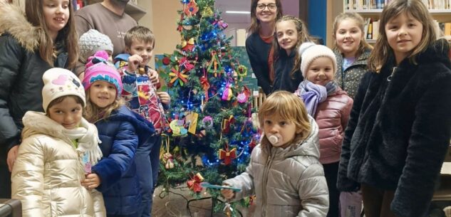 La Guida - Rifreddo, bambini e ragazzi hanno “costruito” l’albero di Natale della biblioteca 