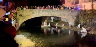 La Guida - Monterosso Grana, acceso il presepe sul torrente (video e foto)