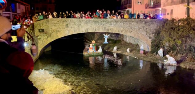 La Guida - Monterosso Grana, acceso il presepe sul torrente (video e foto)