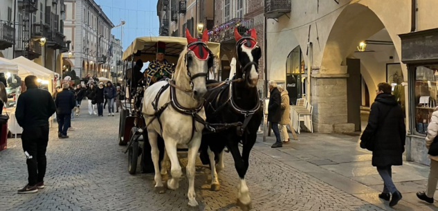 La Guida - Babbo Natale e i suoi elfi, spettacoli, mercato in piazza Galimberti e laboratori