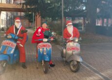 La Guida - Babbo Natale arriva in vespa alla casa di riposo di Boves