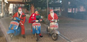 La Guida - Babbo Natale arriva in vespa alla casa di riposo di Boves