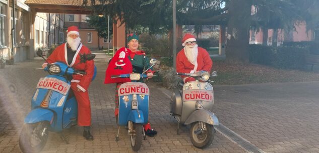 La Guida - Babbo Natale arriva in vespa alla casa di riposo di Boves