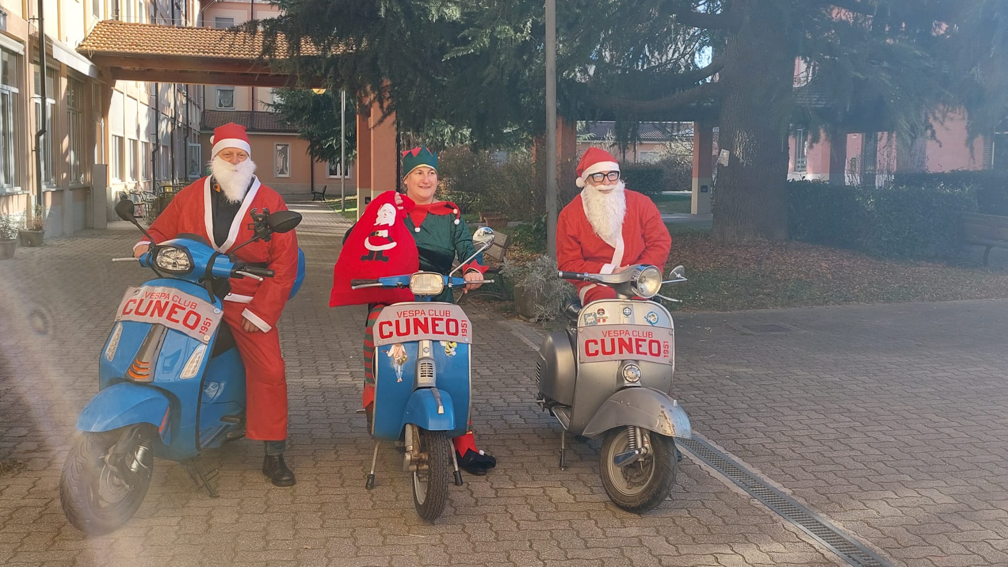 Babbo Natale arriva in vespa alla casa di riposo di Boves