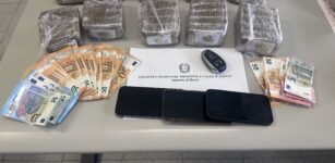 Fermati con 5 kg di hashish nascosti sotto la ruota di scorta La Guida - Fermati con 5 kg di hashish nascosti sotto la ruota di scorta