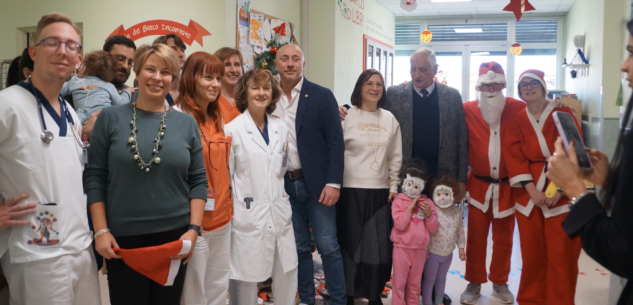 La Guida - I doni di Babbo Natale nel reparto Pediatria dell’ospedale Santa Croce e Carle