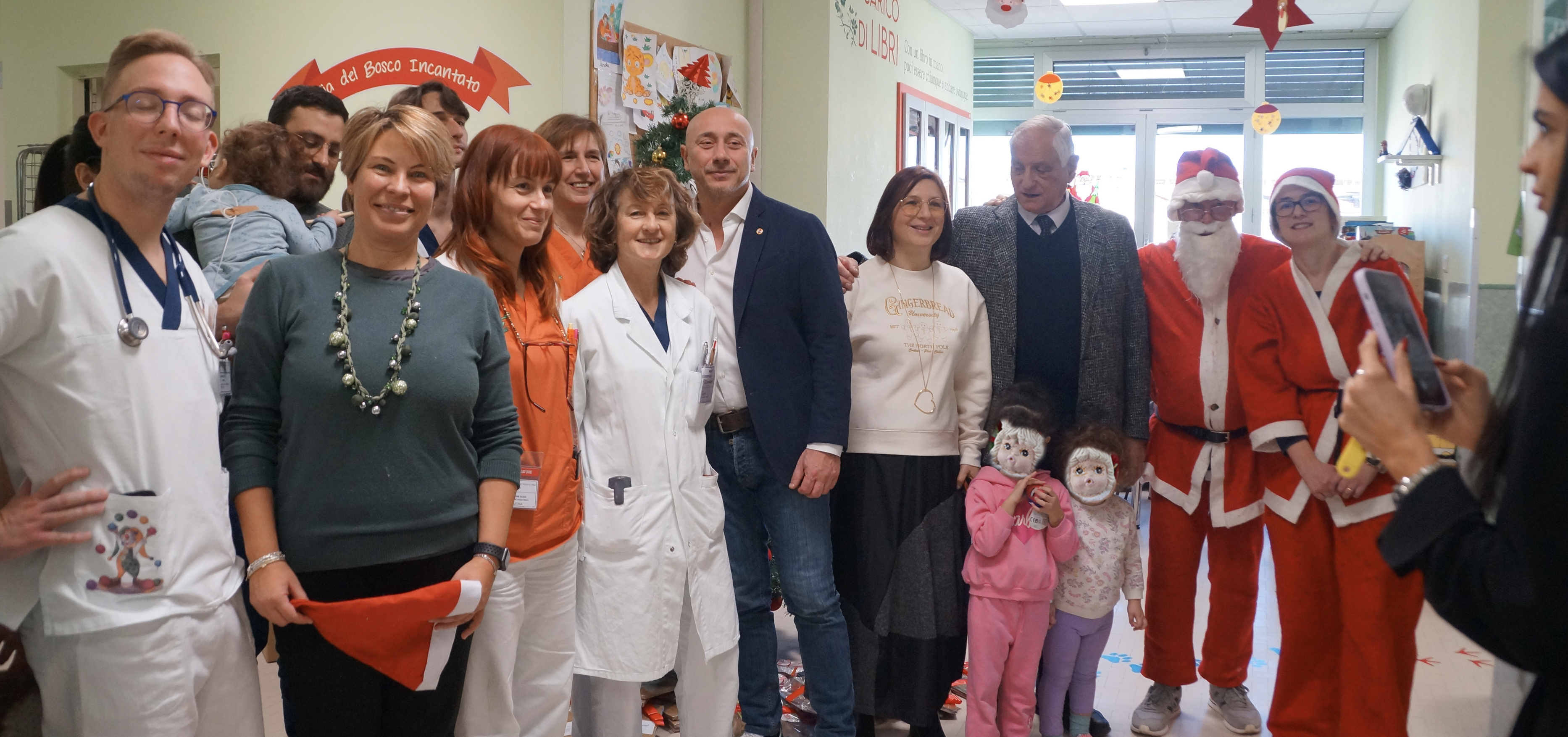 I doni di Babbo Natale nel reparto Pediatria dell’ospedale Santa Croce e Carle