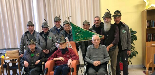 La Guida - Borgo, gli alpini in visita alla casa di riposo