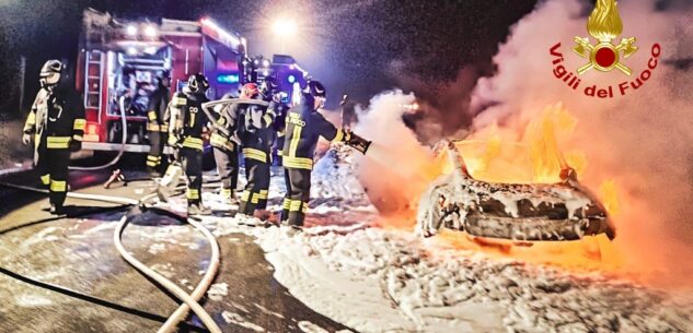 La Guida - Auto elettrica prende fuoco a Narzole